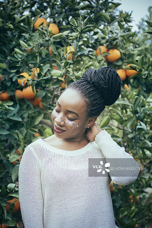 柑橘种植园里的漂亮姑娘图片素材