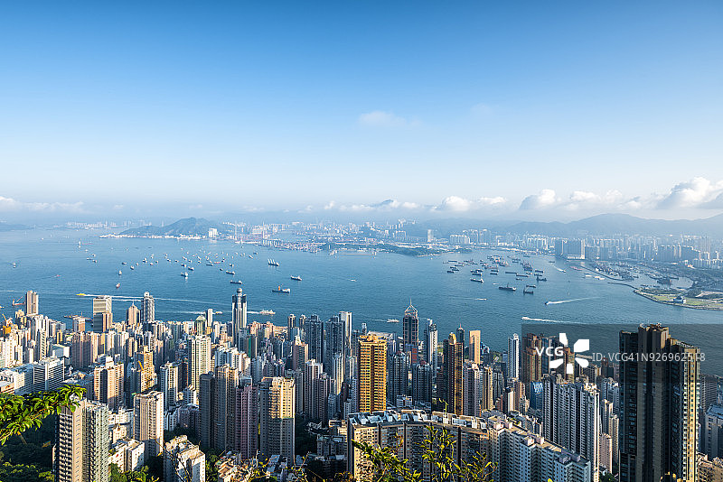 日出时香港天际线鸟瞰图。图片素材