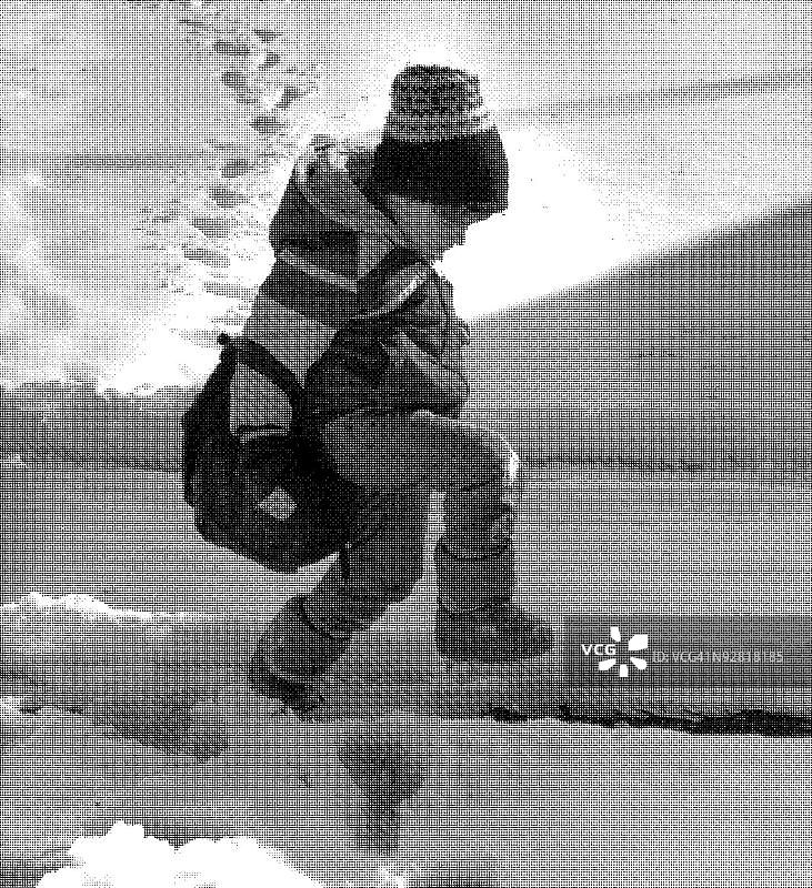 男孩在雪中行走图片素材