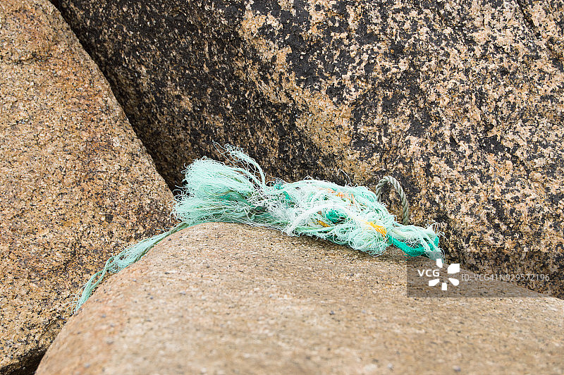 塑料和绳子，海岸线污染图片素材