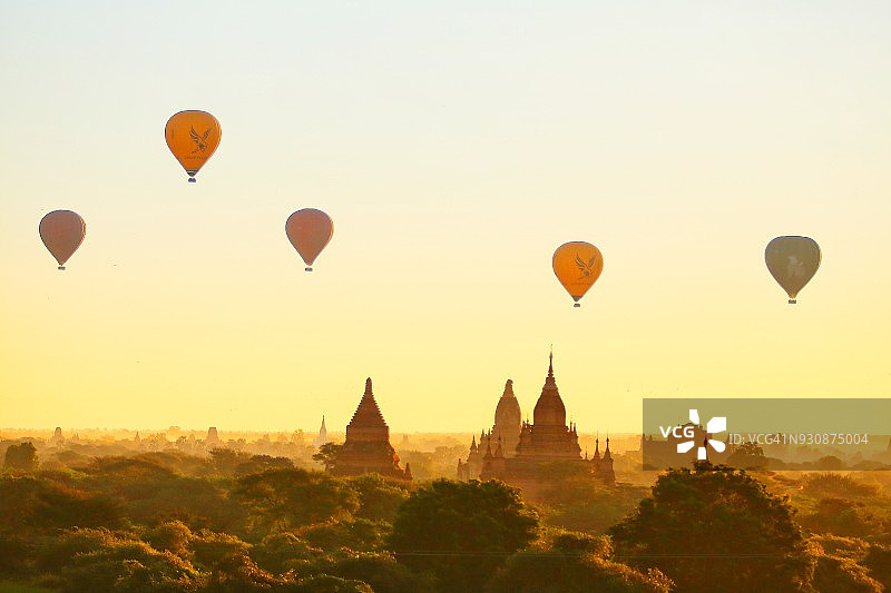 缅甸曼德勒蒲甘，夕阳照在气球和佛塔上图片素材