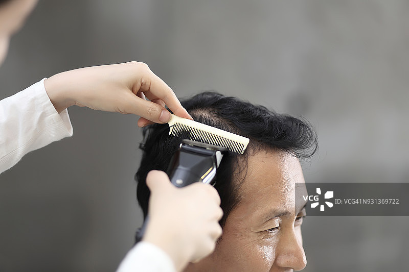 理发师使用理发器图片素材