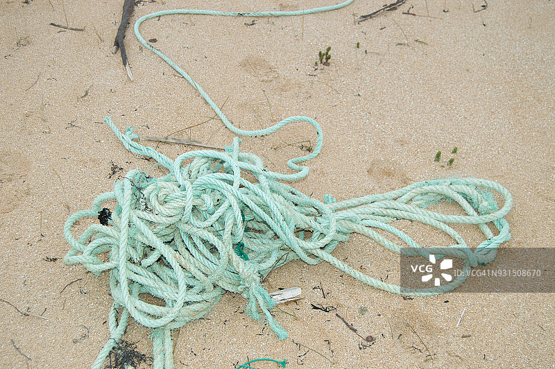 塑料和绳子，海岸线污染图片素材