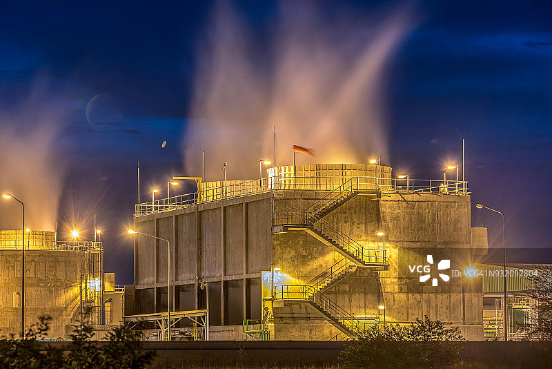 石化工业厂房电站夜景，泰国阿玛塔工业城图片素材