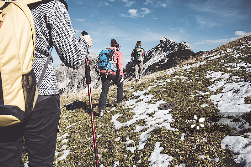 奥地利，蒂罗尔，三个在山里徒步的人图片素材