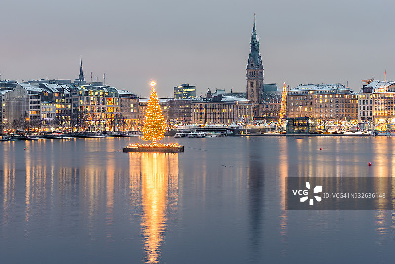 德国，汉堡，宾纳勒斯特，圣诞树，市政厅在晚上图片素材
