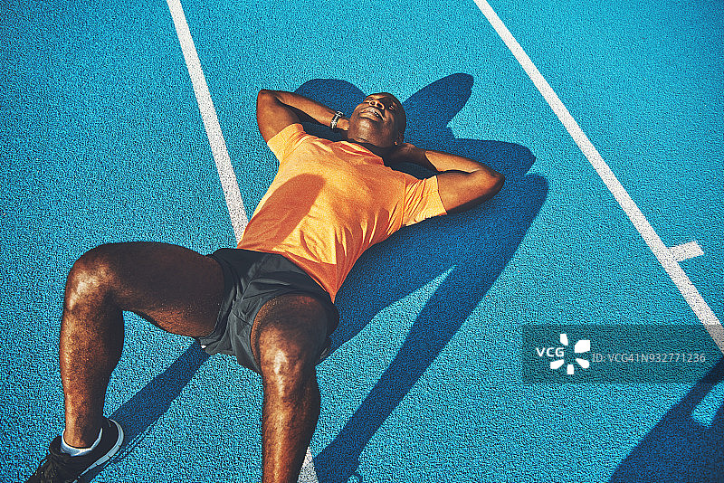 适合年轻运动员在训练后躺在跑道上图片素材