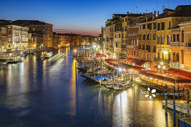 意大利，威尼托，威尼斯，格兰德运河的夜晚图片素材