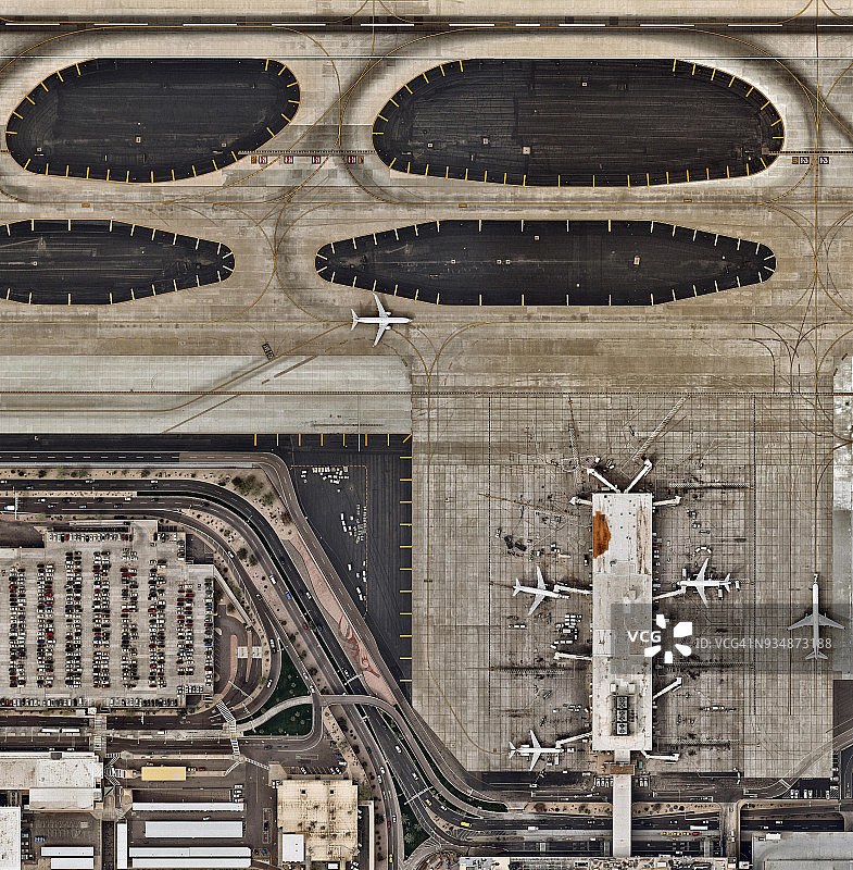 机场航站楼，飞机正在向跑道移动图片素材