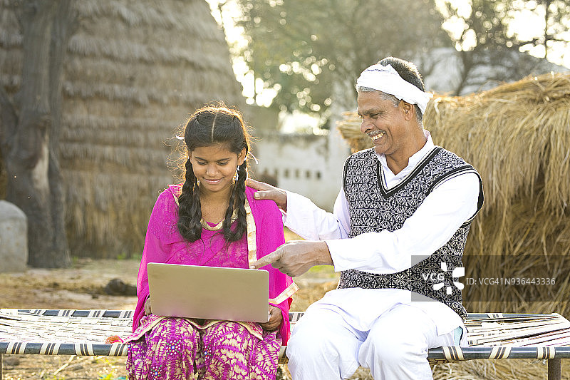 父亲和女儿使用笔记本电脑图片素材