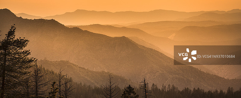 内华达山脉的薄雾将美国加利福尼亚州尽收眼底图片素材