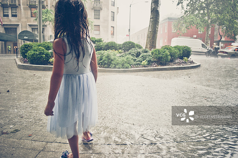 雨中的年轻女孩。图片素材
