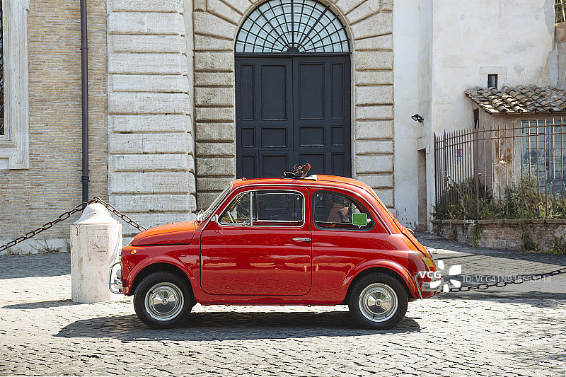 意大利罗马街头的一辆红色老爷车图片素材