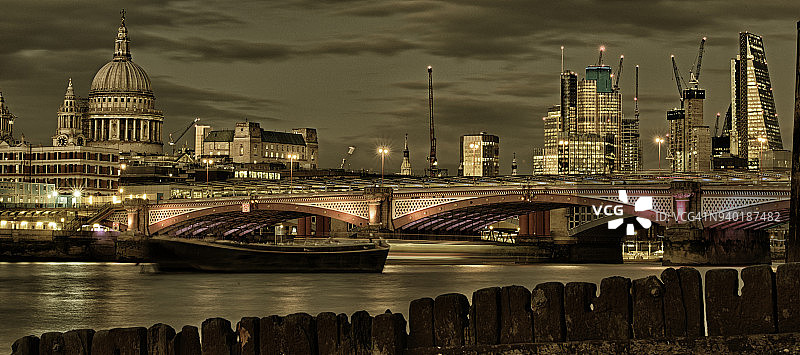 伦敦黑衣修士桥夜间长时间曝光图片素材