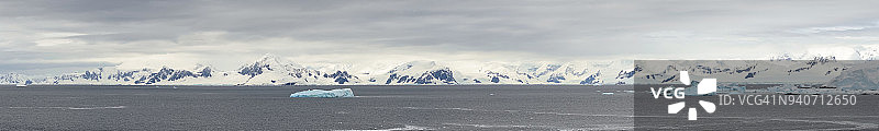 南极的冰山和山脉的全景图片素材