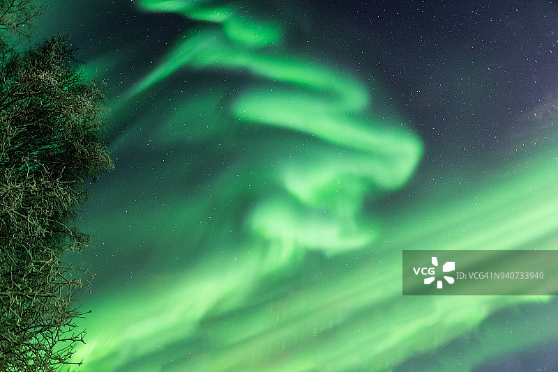 绿色的北极光画着冬夜的天空图片素材