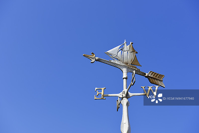 晴朗的天空下的帆船风向标图片素材