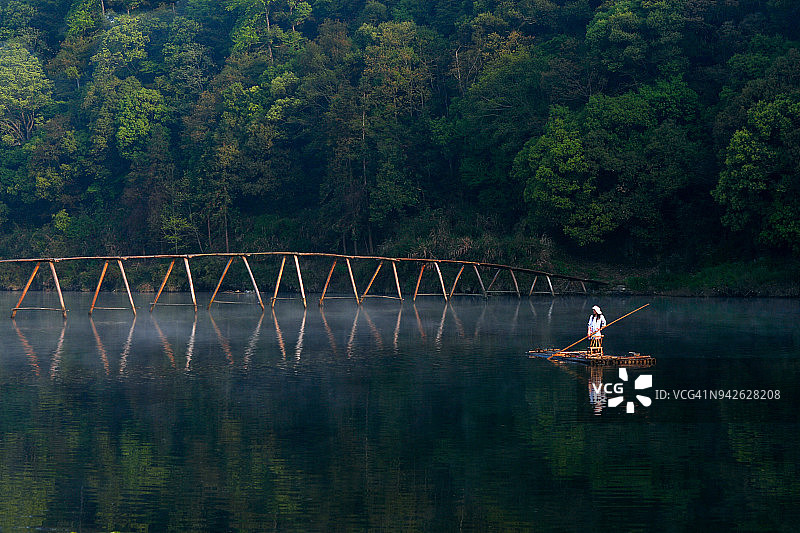 一个女人在河上撑篙图片素材