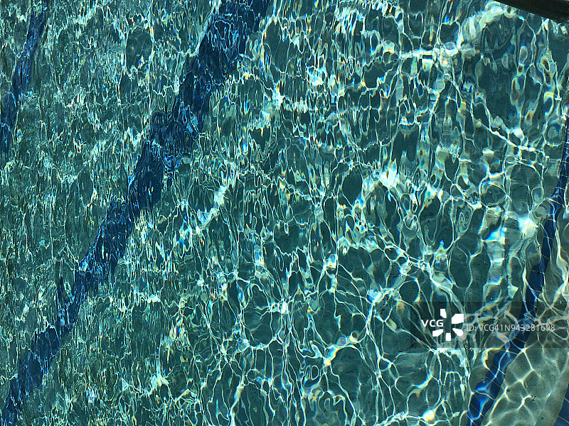 明亮、干净、清澈的游泳池图片素材