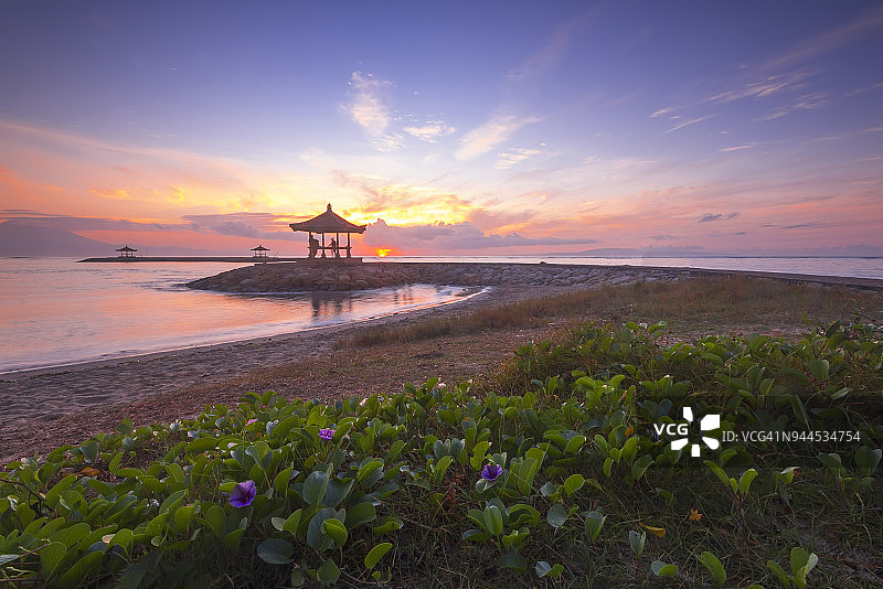 美丽的早晨，在Karang海滩，Sanur在巴厘岛，印度尼西亚图片素材