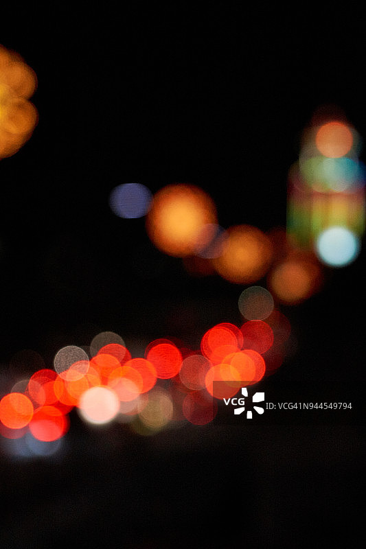 城市街道上的灯光失去了焦点图片素材