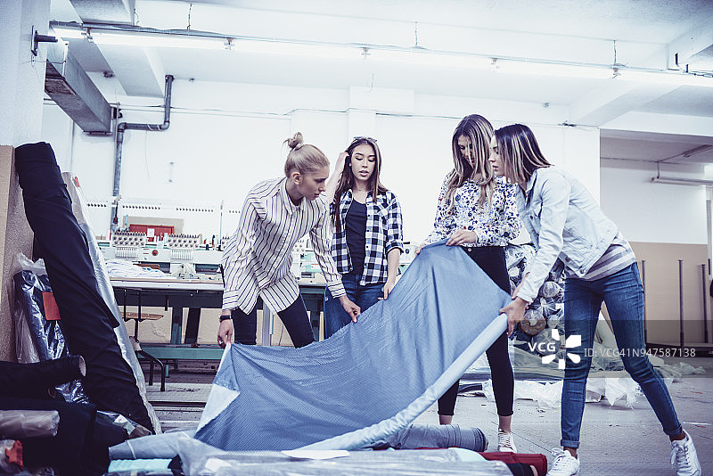 一群在工厂里检查新布料的女工图片素材