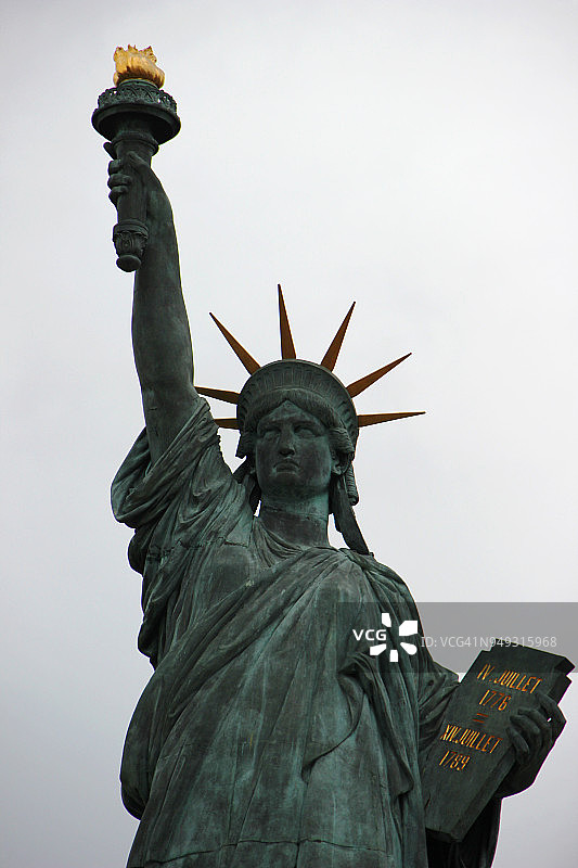法国，法兰西岛，巴黎，第15区，低角度的自由女神像图片素材