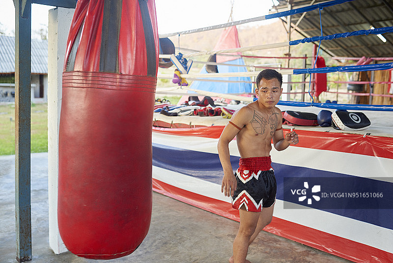 一名泰拳拳手在泰国体育馆训练图片素材