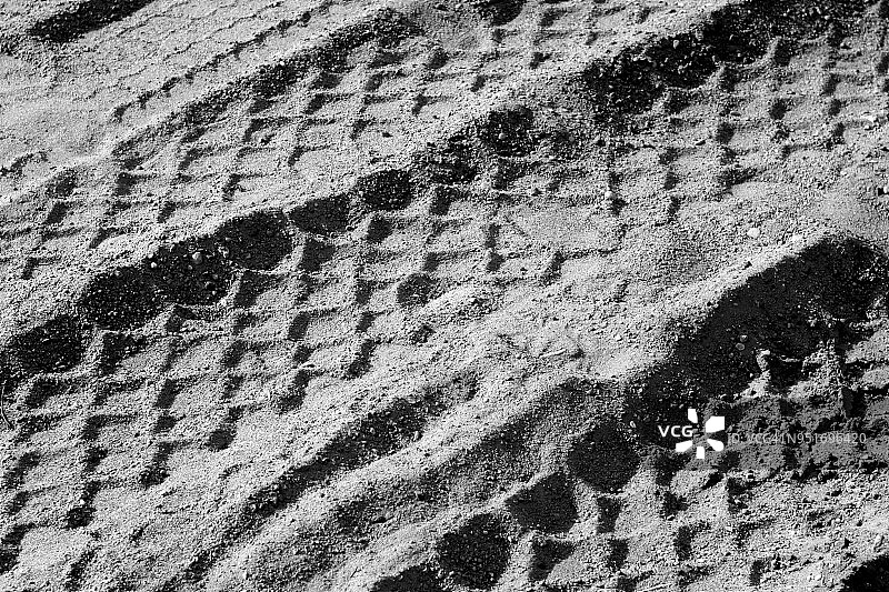 沙地上的轮胎印是黑白相间的。图片素材