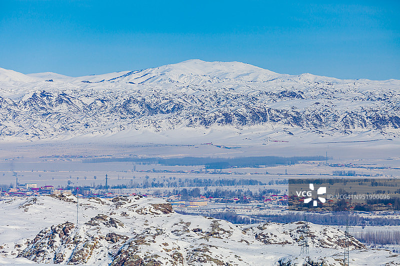 中国新疆，白雪覆盖大地图片素材