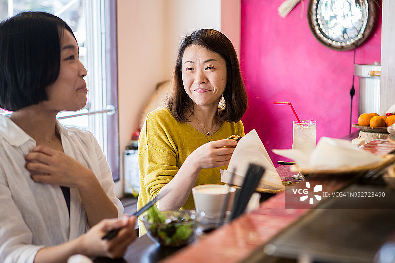 女人喜欢和朋友在咖啡馆吃饭图片素材