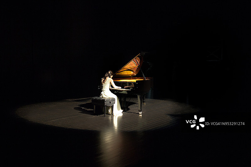 弹奏钢琴的女人图片素材