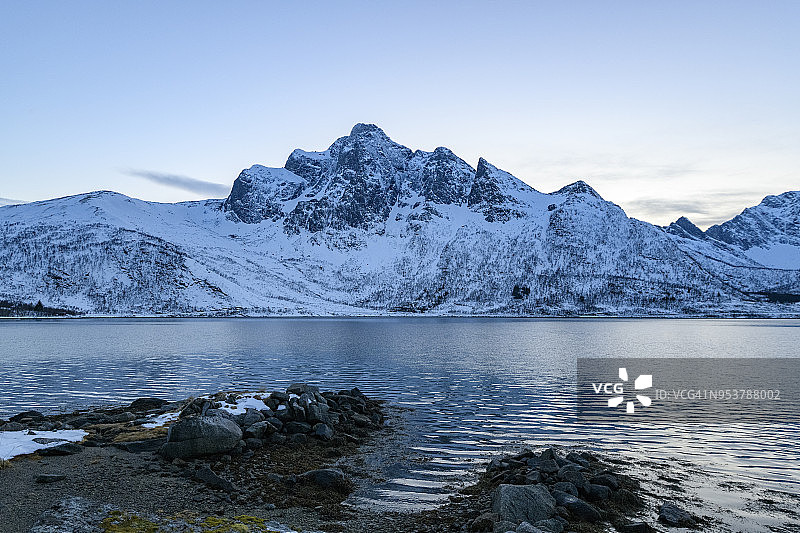 冬季，挪威北部罗浮敦群岛的峡湾景色图片素材