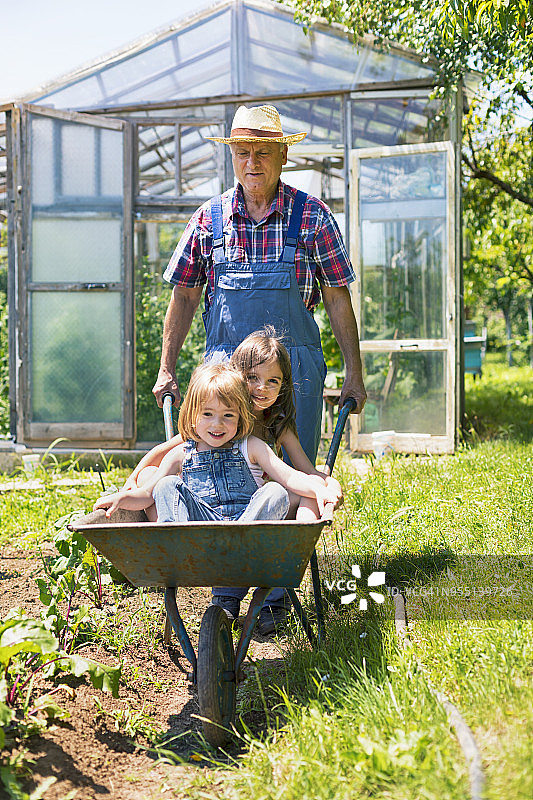 爷爷和他的孙子在农场图片素材