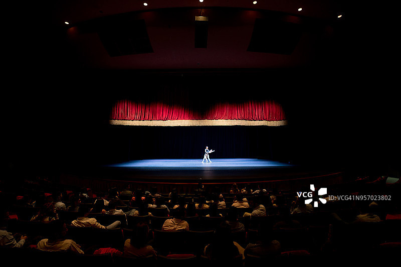 在剧院舞台上表演的芭蕾舞者图片素材