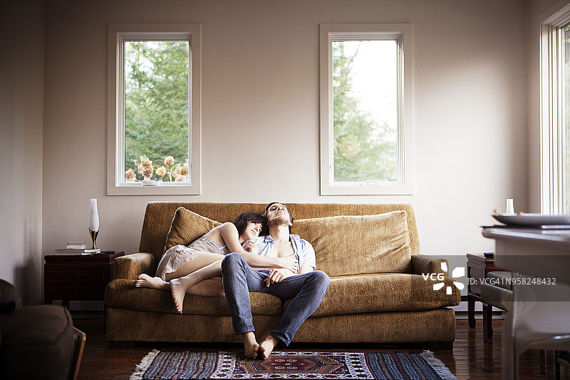 一对夫妇在家里的沙发上休息图片素材