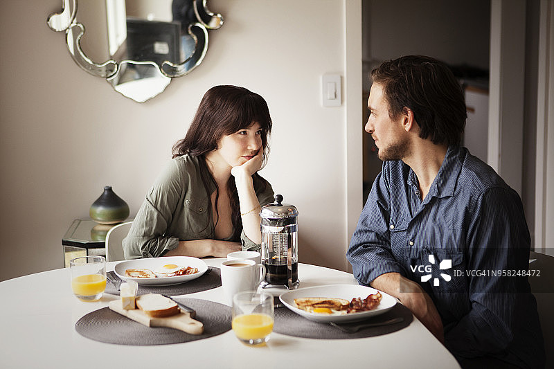 夫妇俩在家里的早餐桌旁图片素材