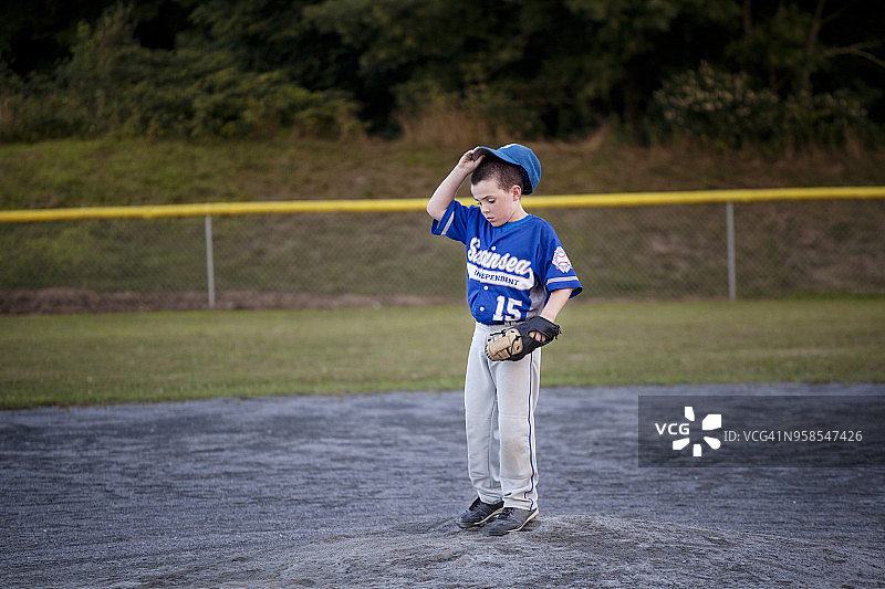 男孩在球场上打棒球图片素材