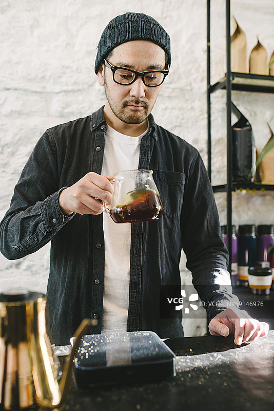 专注于日本咖啡师制作特色咖啡图片素材