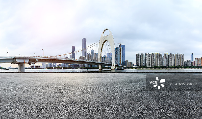 日落时分广州的沥青路和现代城市天际线图片素材