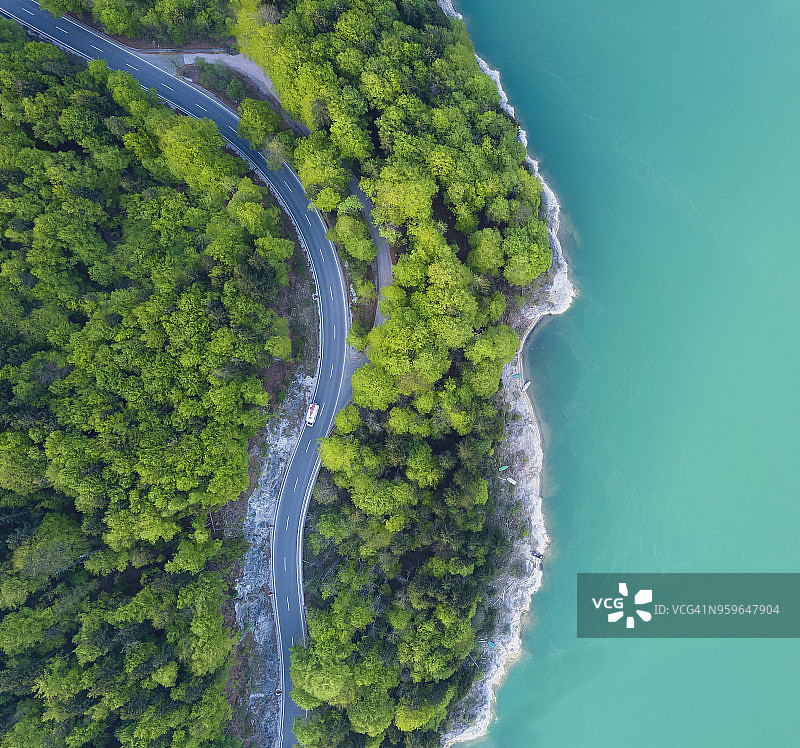 鸟瞰图绿松石湖和森林与公路上的海湾。德国，巴伐利亚，Sylvenstein湖图片素材