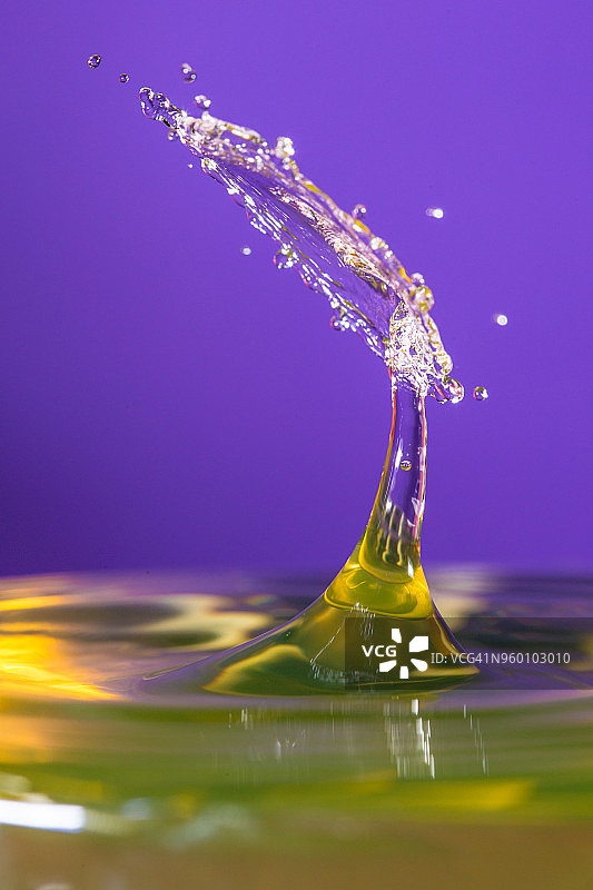 水滴在紫色的背景上图片素材