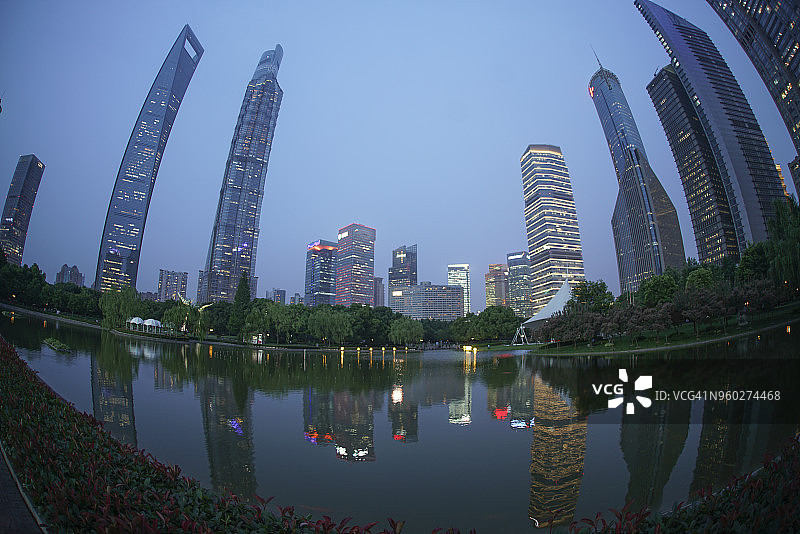 上海陆家嘴大厦夜景由鱼眼图片素材