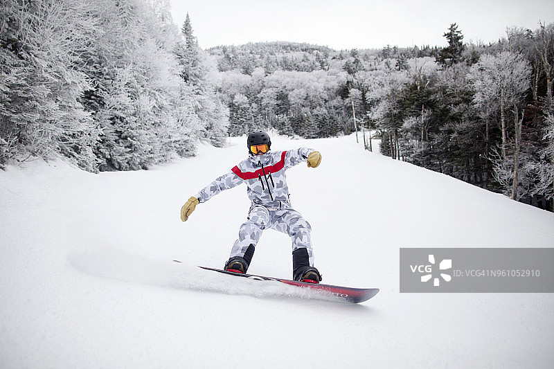 男子全程在雪地上滑雪图片素材