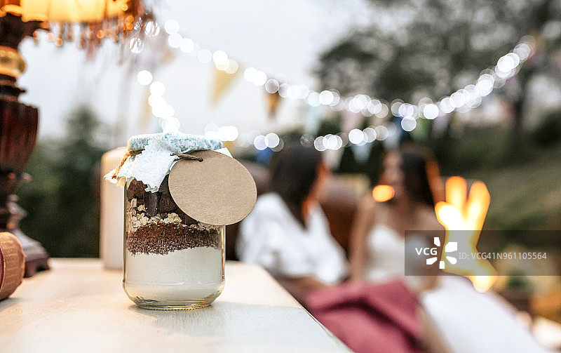婚礼礼品罐的特写，里面有自制巧克力饼干的配料图片素材