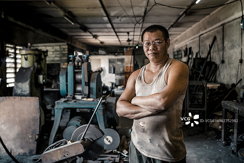 亚洲工人在铁匠铺的肖像图片素材
