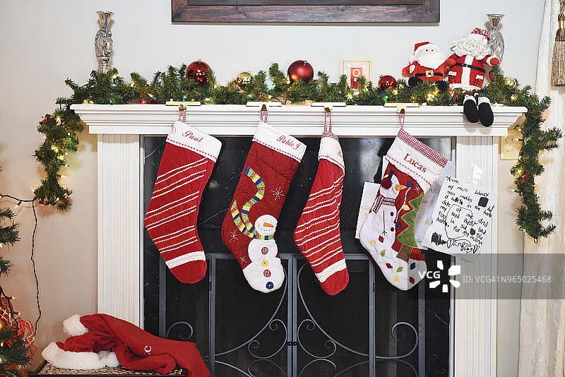 挂在家里壁炉旁的圣诞袜图片素材
