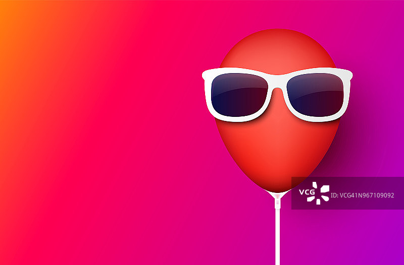 粉色背景和红色气球的太阳镜。图片素材