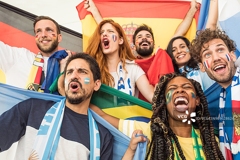 球迷们在世界杯锦标赛上为国家队欢呼图片素材
