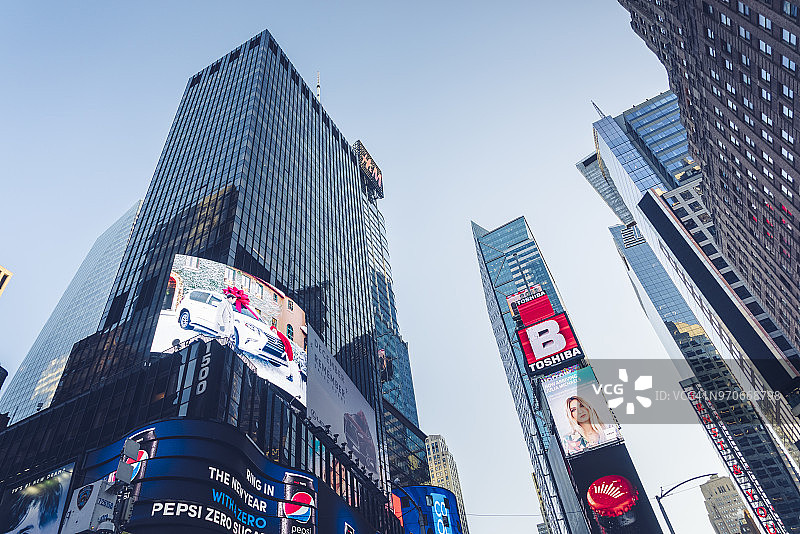 纽约时代广场上明亮的广告屏幕图片素材